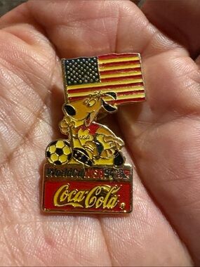 VINTAGE FIFA USA WORLD CUP SOCCER 1994 MASCOT & COCA COLA COLLECTIBLE PIN